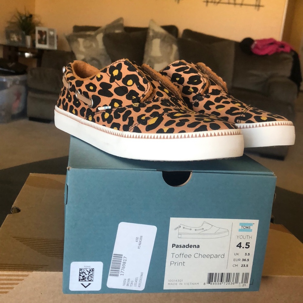 NWT TOMS Pasadena Toffee Cheepard Print